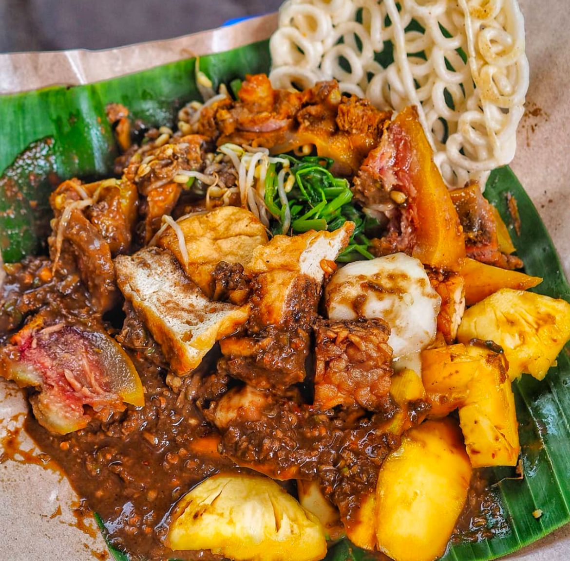 vegetables with dressing in banana leaf